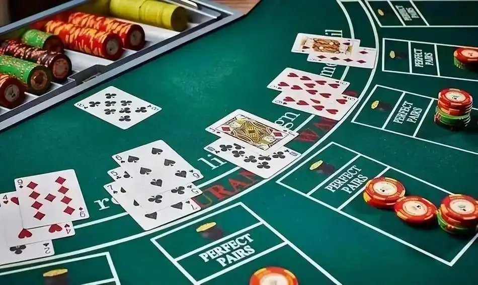 Pengguna meninjau syarat bonus dengan teliti